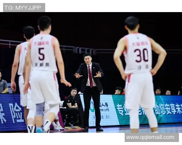 任骏飞带领球队再创辉煌展现领袖风范与拼搏精神的篮球之路