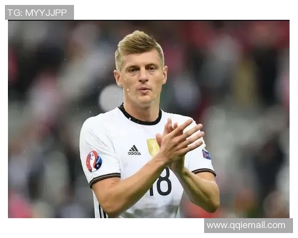 克罗斯在足球世界的传奇之路与辉煌成就解析