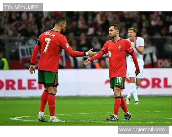 球迷疯狂冲入赛场抢夺C罗球衣引发热议的欧冠奇葩瞬间 球迷疯狂冲入赛场抢夺C罗球衣引发热议的欧冠奇葩瞬间